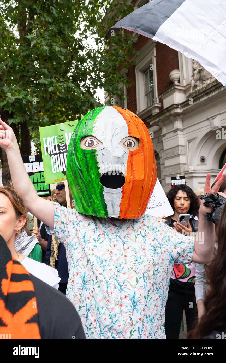 REGNO Unito, Londra: 20/08/2025 tifosi e sostenitori si riuniscono fuori Westminster Magistrates Court a sostegno di Mo Chara della band Kneecap. Il rapper Kneecap, il vero nome Liam Óg Ó hAnnaidh, è accusato di aver esposto una bandiera a sostegno della proscritta organizzazione terroristica Hezbollah durante un concerto all'O2 Forum di Kentish Town, a nord di Londra, lo scorso novembre. Foto Stock