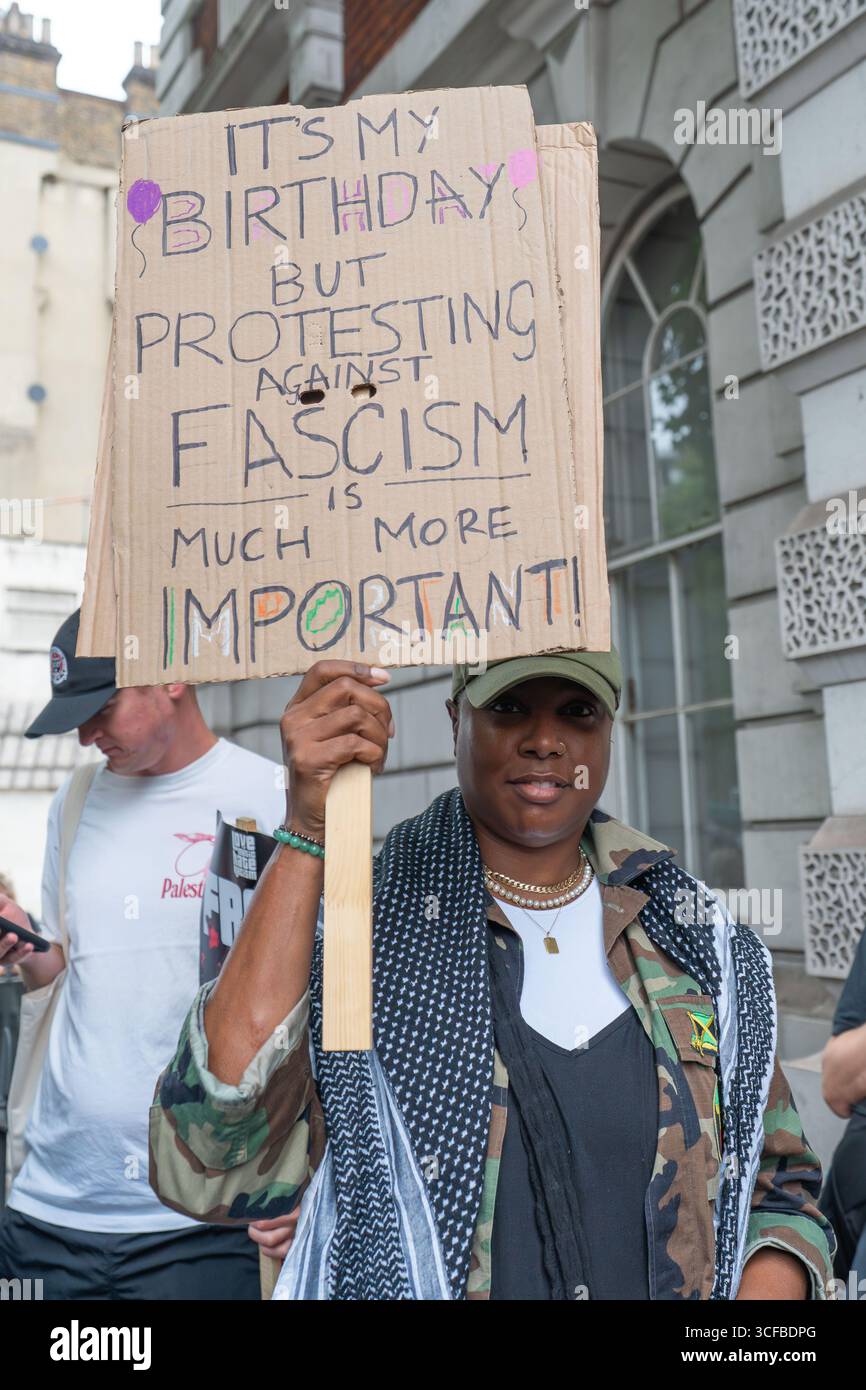 REGNO Unito, Londra: 20/08/2025 tifosi e sostenitori si riuniscono fuori Westminster Magistrates Court a sostegno di Mo Chara della band Kneecap. Il rapper Kneecap, il vero nome Liam Óg Ó hAnnaidh, è accusato di aver esposto una bandiera a sostegno della proscritta organizzazione terroristica Hezbollah durante un concerto all'O2 Forum di Kentish Town, a nord di Londra, lo scorso novembre. Foto Stock