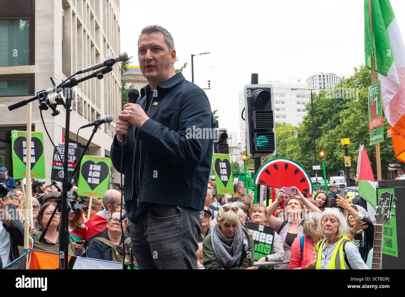 REGNO Unito, Londra: 20/08/2025 tifosi e sostenitori si riuniscono fuori Westminster Magistrates Court a sostegno di Mo Chara della band Kneecap. Il rapper Kneecap, il vero nome Liam Óg Ó hAnnaidh, è accusato di aver esposto una bandiera a sostegno della proscritta organizzazione terroristica Hezbollah durante un concerto all'O2 Forum di Kentish Town, a nord di Londra, lo scorso novembre. Foto Stock