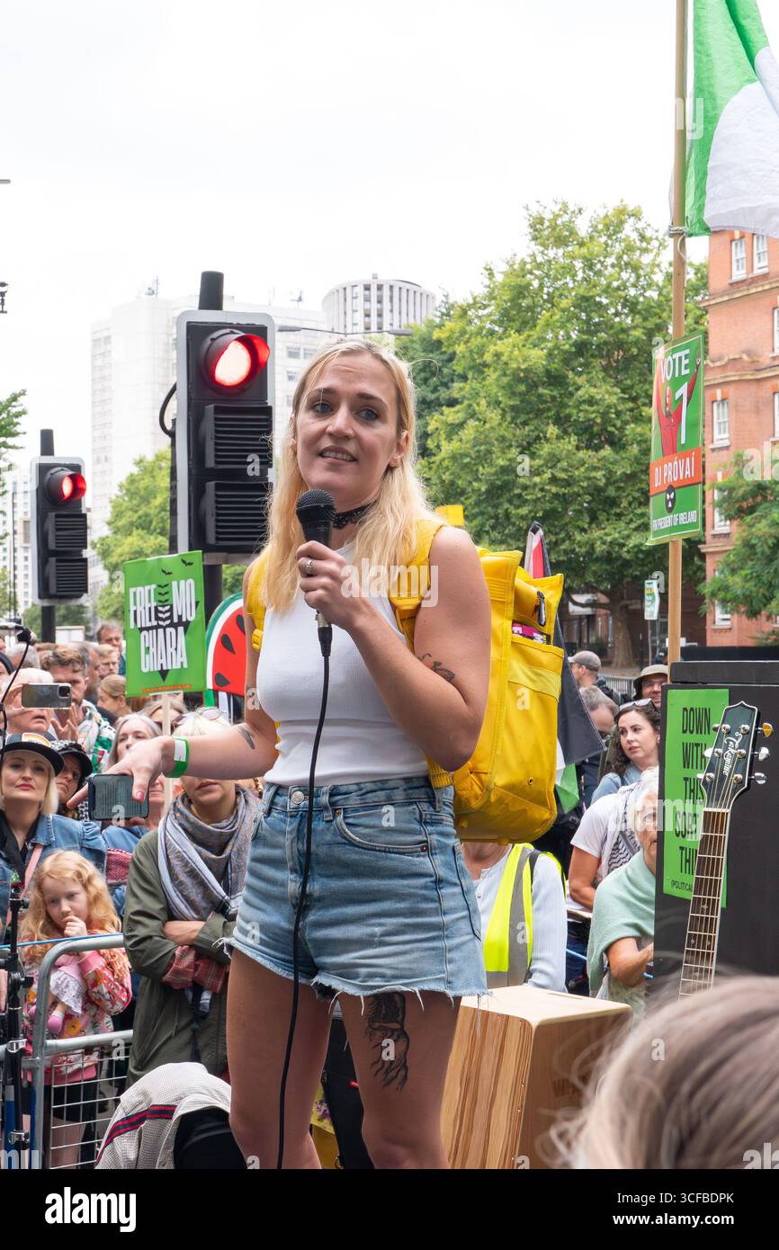 REGNO Unito, Londra: 20/08/2025 tifosi e sostenitori si riuniscono fuori Westminster Magistrates Court a sostegno di Mo Chara della band Kneecap. Il rapper Kneecap, il vero nome Liam Óg Ó hAnnaidh, è accusato di aver esposto una bandiera a sostegno della proscritta organizzazione terroristica Hezbollah durante un concerto all'O2 Forum di Kentish Town, a nord di Londra, lo scorso novembre. Foto Stock