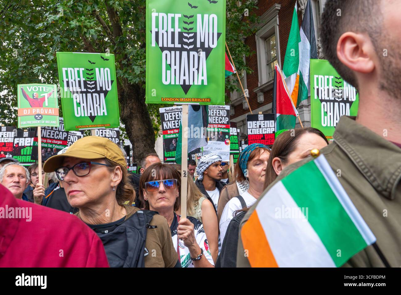 REGNO Unito, Londra: 20/08/2025 tifosi e sostenitori si riuniscono fuori Westminster Magistrates Court a sostegno di Mo Chara della band Kneecap. Il rapper Kneecap, il vero nome Liam Óg Ó hAnnaidh, è accusato di aver esposto una bandiera a sostegno della proscritta organizzazione terroristica Hezbollah durante un concerto all'O2 Forum di Kentish Town, a nord di Londra, lo scorso novembre. Foto Stock