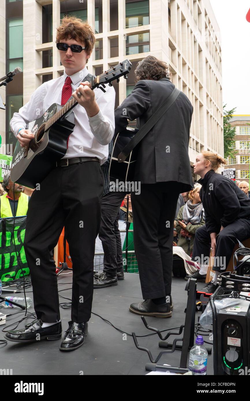 REGNO Unito, Londra: 20/08/2025 tifosi e sostenitori si riuniscono fuori Westminster Magistrates Court a sostegno di Mo Chara della band Kneecap. Il rapper Kneecap, il vero nome Liam Óg Ó hAnnaidh, è accusato di aver esposto una bandiera a sostegno della proscritta organizzazione terroristica Hezbollah durante un concerto all'O2 Forum di Kentish Town, a nord di Londra, lo scorso novembre. Foto Stock