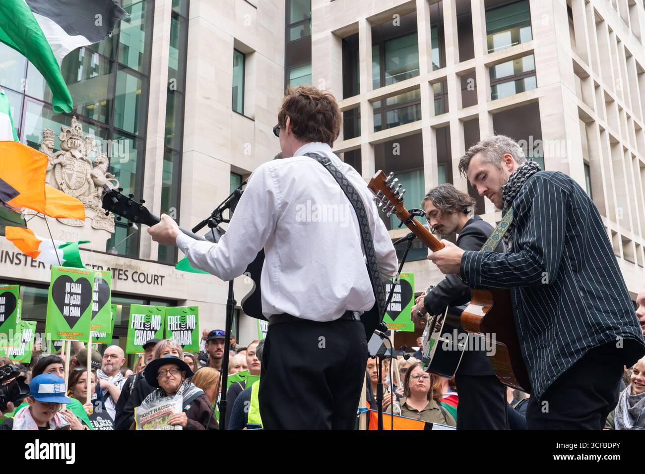REGNO Unito, Londra: 20/08/2025 tifosi e sostenitori si riuniscono fuori Westminster Magistrates Court a sostegno di Mo Chara della band Kneecap. Il rapper Kneecap, il vero nome Liam Óg Ó hAnnaidh, è accusato di aver esposto una bandiera a sostegno della proscritta organizzazione terroristica Hezbollah durante un concerto all'O2 Forum di Kentish Town, a nord di Londra, lo scorso novembre. Foto Stock