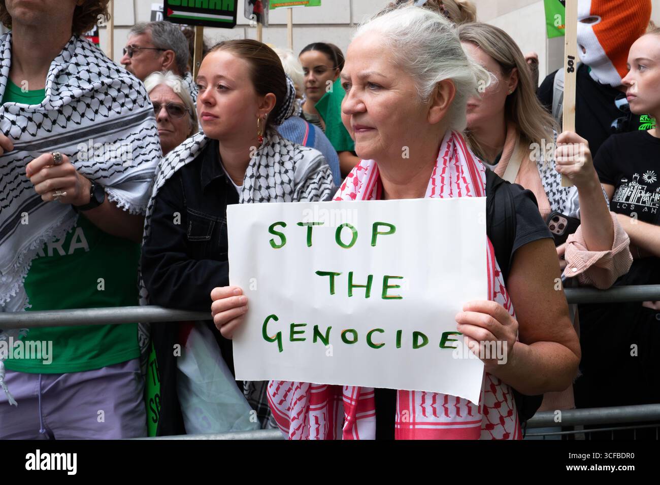 REGNO Unito, Londra: 20/08/2025 tifosi e sostenitori si riuniscono fuori Westminster Magistrates Court a sostegno di Mo Chara della band Kneecap. Il rapper Kneecap, il vero nome Liam Óg Ó hAnnaidh, è accusato di aver esposto una bandiera a sostegno della proscritta organizzazione terroristica Hezbollah durante un concerto all'O2 Forum di Kentish Town, a nord di Londra, lo scorso novembre. Foto Stock