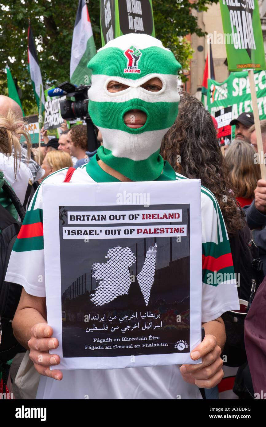 REGNO Unito, Londra: 20/08/2025 tifosi e sostenitori si riuniscono fuori Westminster Magistrates Court a sostegno di Mo Chara della band Kneecap. Il rapper Kneecap, il vero nome Liam Óg Ó hAnnaidh, è accusato di aver esposto una bandiera a sostegno della proscritta organizzazione terroristica Hezbollah durante un concerto all'O2 Forum di Kentish Town, a nord di Londra, lo scorso novembre. Foto Stock