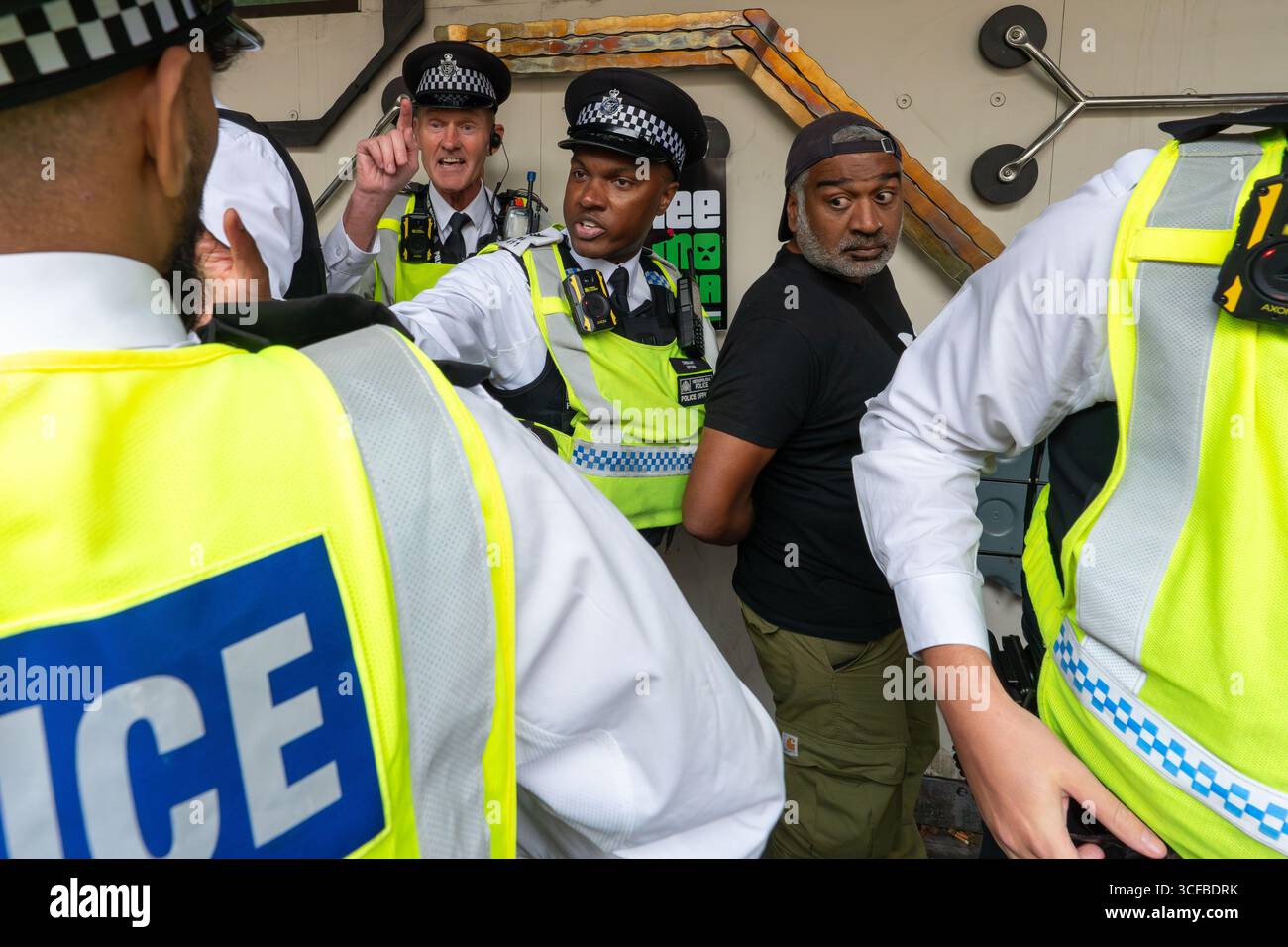 REGNO Unito, Londra: 20/08/2025 tifosi e sostenitori si riuniscono fuori Westminster Magistrates Court a sostegno di Mo Chara della band Kneecap. Il rapper Kneecap, il vero nome Liam Óg Ó hAnnaidh, è accusato di aver esposto una bandiera a sostegno della proscritta organizzazione terroristica Hezbollah durante un concerto all'O2 Forum di Kentish Town, a nord di Londra, lo scorso novembre. Foto Stock