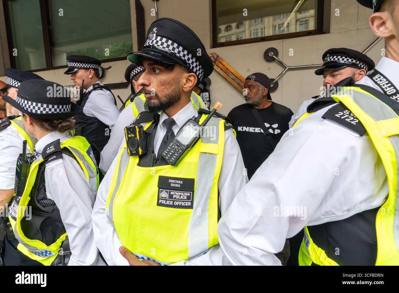 REGNO Unito, Londra: 20/08/2025 tifosi e sostenitori si riuniscono fuori Westminster Magistrates Court a sostegno di Mo Chara della band Kneecap. Il rapper Kneecap, il vero nome Liam Óg Ó hAnnaidh, è accusato di aver esposto una bandiera a sostegno della proscritta organizzazione terroristica Hezbollah durante un concerto all'O2 Forum di Kentish Town, a nord di Londra, lo scorso novembre. Foto Stock