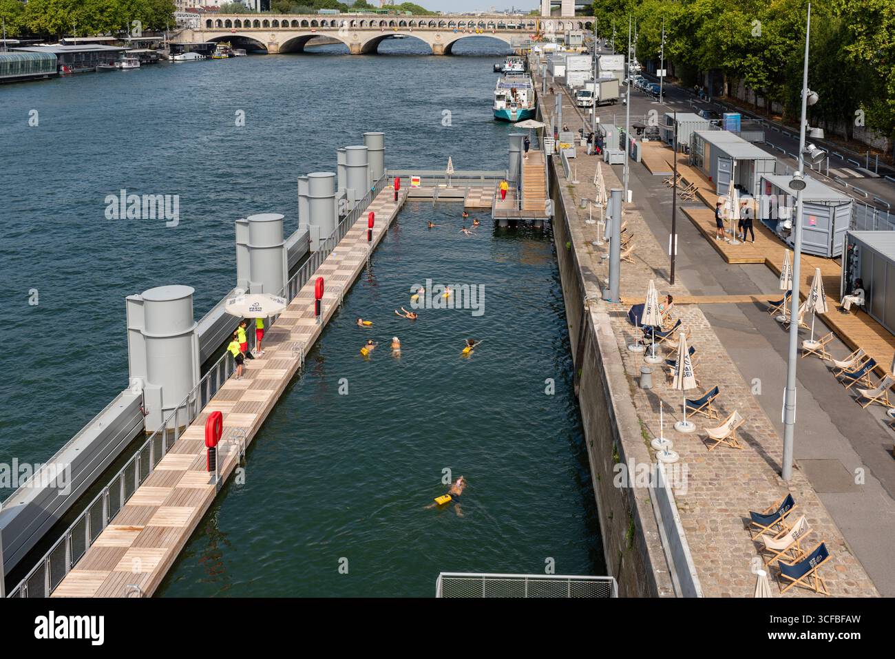 Persone che nuotano in una piscina temporanea nel fiume Senna nel 12° arrondissement di Parigi. A causa dell'inquinamento, la piscina non è sempre aperta Foto Stock