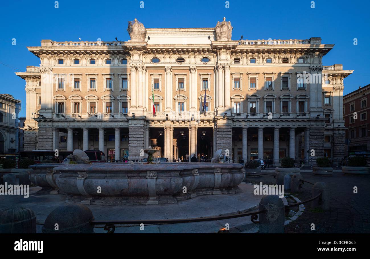 Galleria Alberto Sordi, palazzo degli anni '20 in uno stile architettonico eclettico in Piazza colonna a Roma, Italia Foto Stock