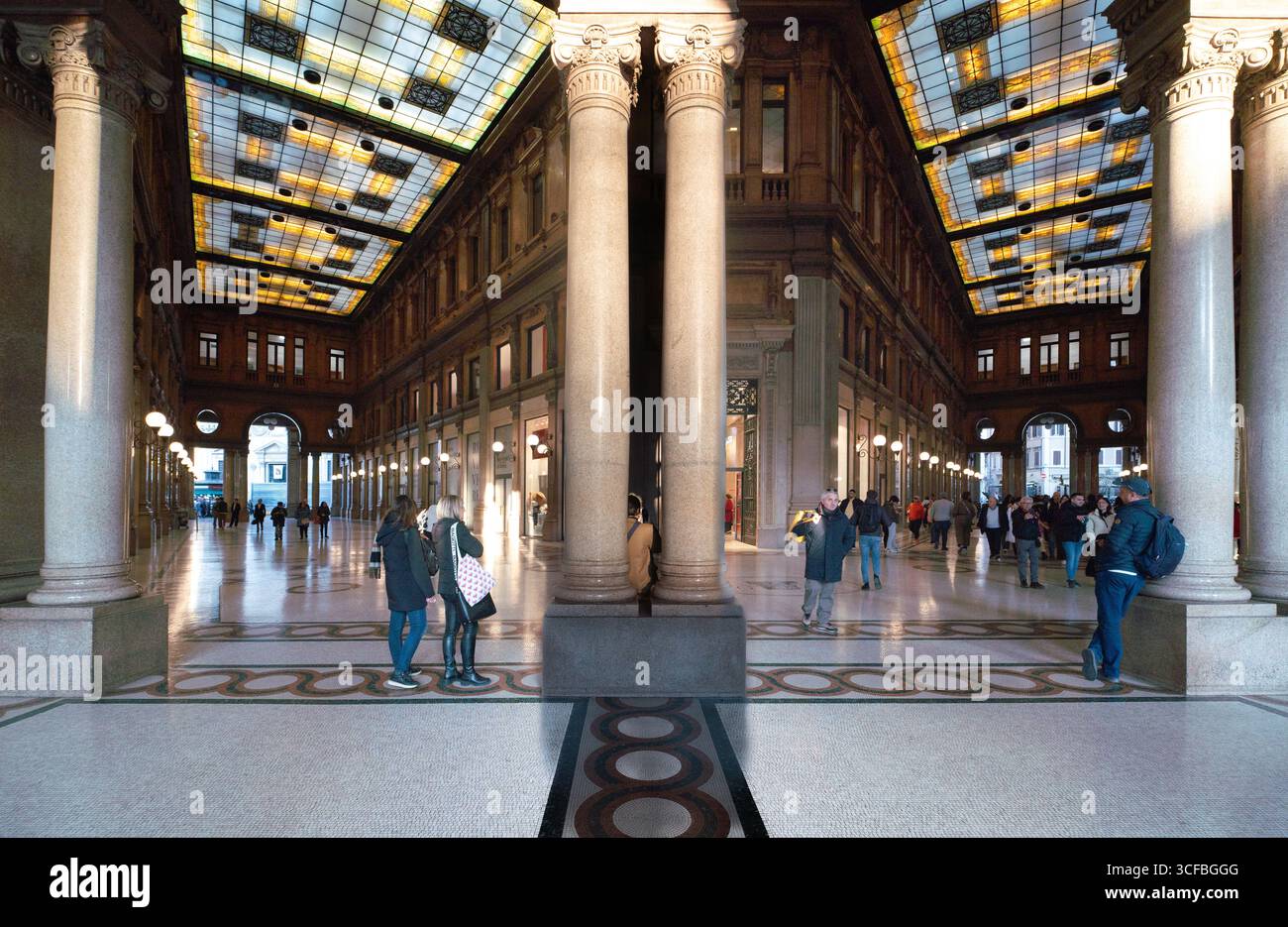 Galleria Alberto Sordi, palazzo degli anni '20 in uno stile architettonico eclettico in Piazza colonna a Roma, Italia Foto Stock