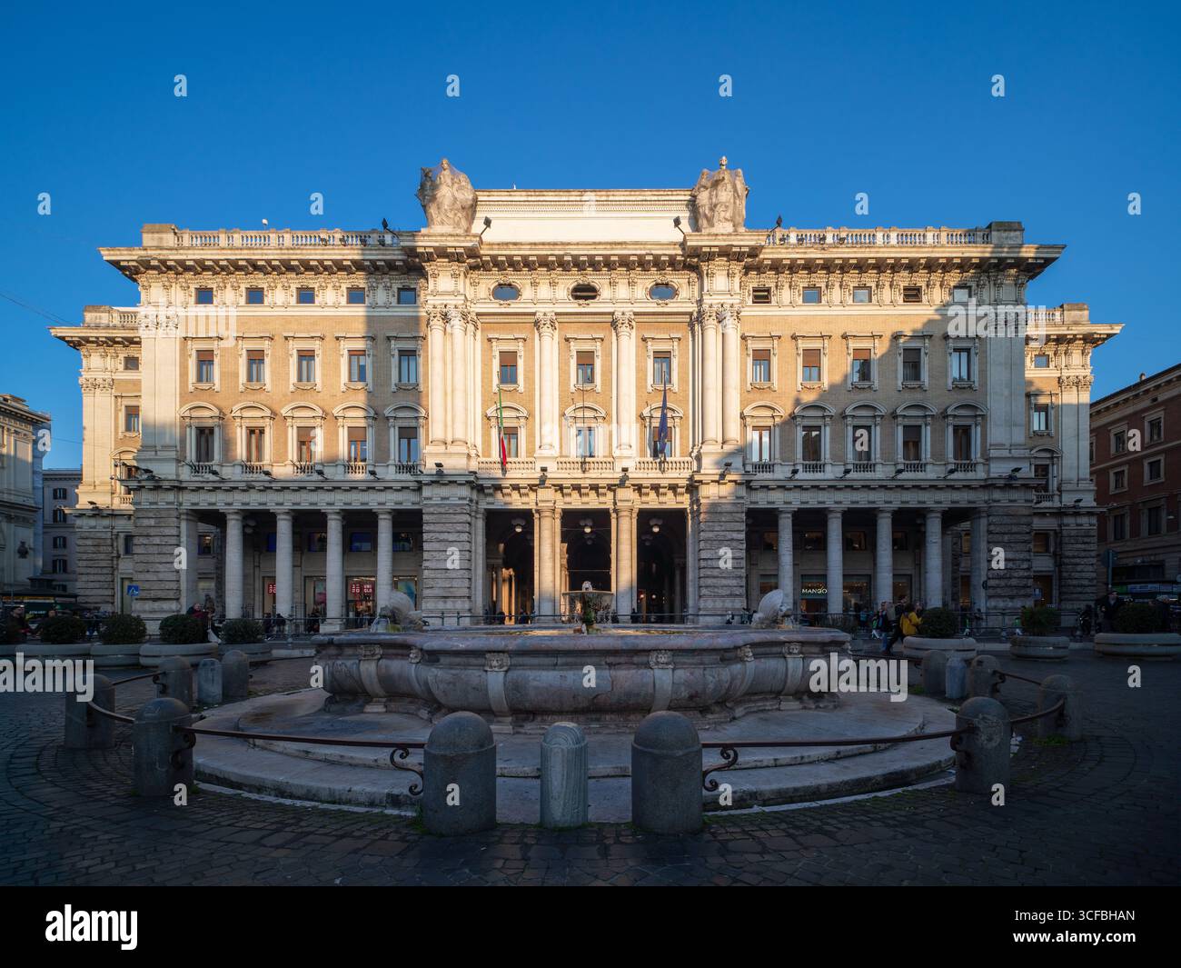 Galleria Alberto Sordi, palazzo degli anni '20 in uno stile architettonico eclettico in Piazza colonna a Roma, Italia Foto Stock