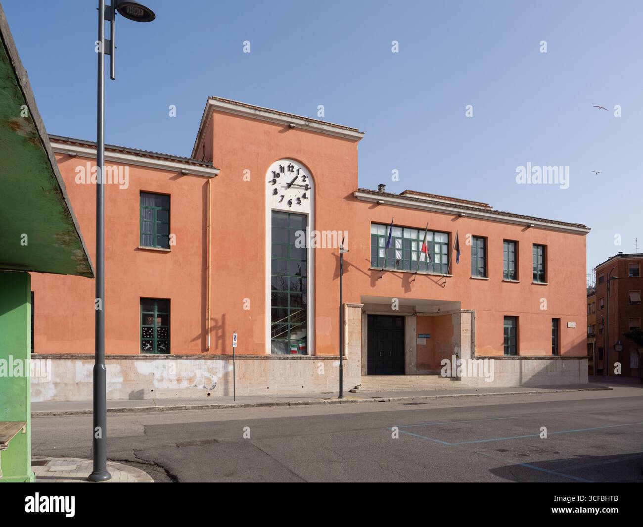 Scuola elementare a Latina, un edificio degli anni '30 in stile architettonico fascista, Italia Foto Stock