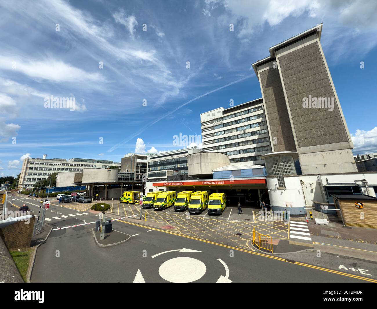 Ingresso unità di emergenza con ambulanze parcheggiate fuori University Hospital of Wales, Cardiff: Phillip Roberts - Immagine stock catturata con smartphone