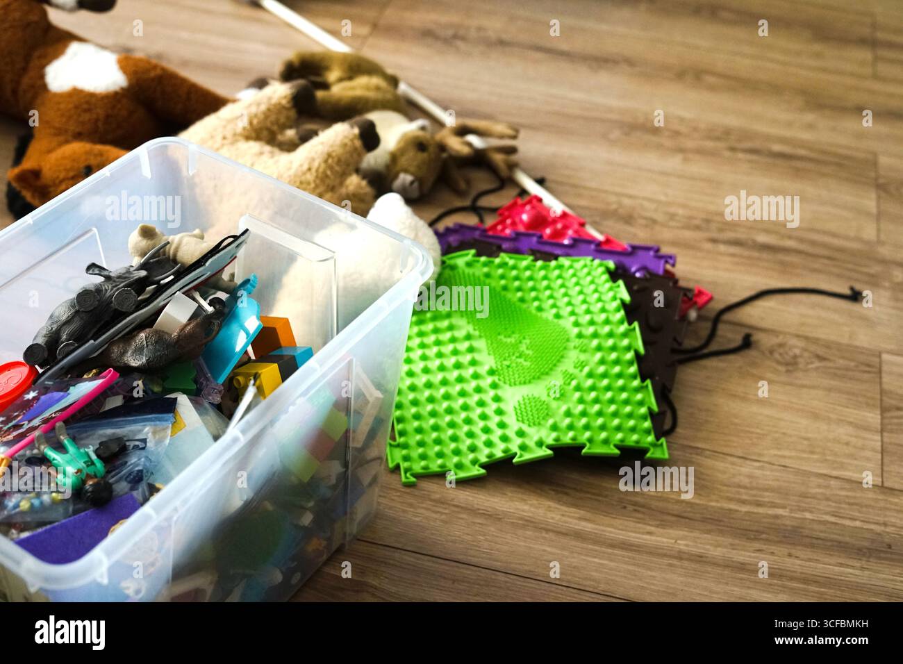 Giocattoli colorati per bambini e articoli essenziali per attività di gioco disordinati Foto Stock