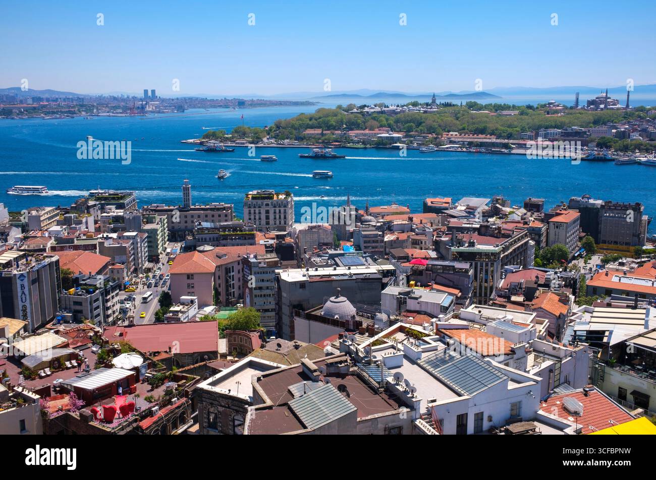 Turchia: La vista verso il Bosforo dalla Torre Galata (Galata Kulesi), e in primo piano la zona di Beyoglu, Istanbul. Istanbul è la città più grande della Turchia, con una popolazione di oltre 15 milioni di abitanti. La città fu fondata nel VII secolo a.C. e conosciuta come Bisanzio. Dal 330 la città era conosciuta come Costantinopoli. Durante la sua storia è stato conosciuto con un certo numero di altri nomi, tra cui Stamboul, Kostantiniyye e Islambol. Foto Stock