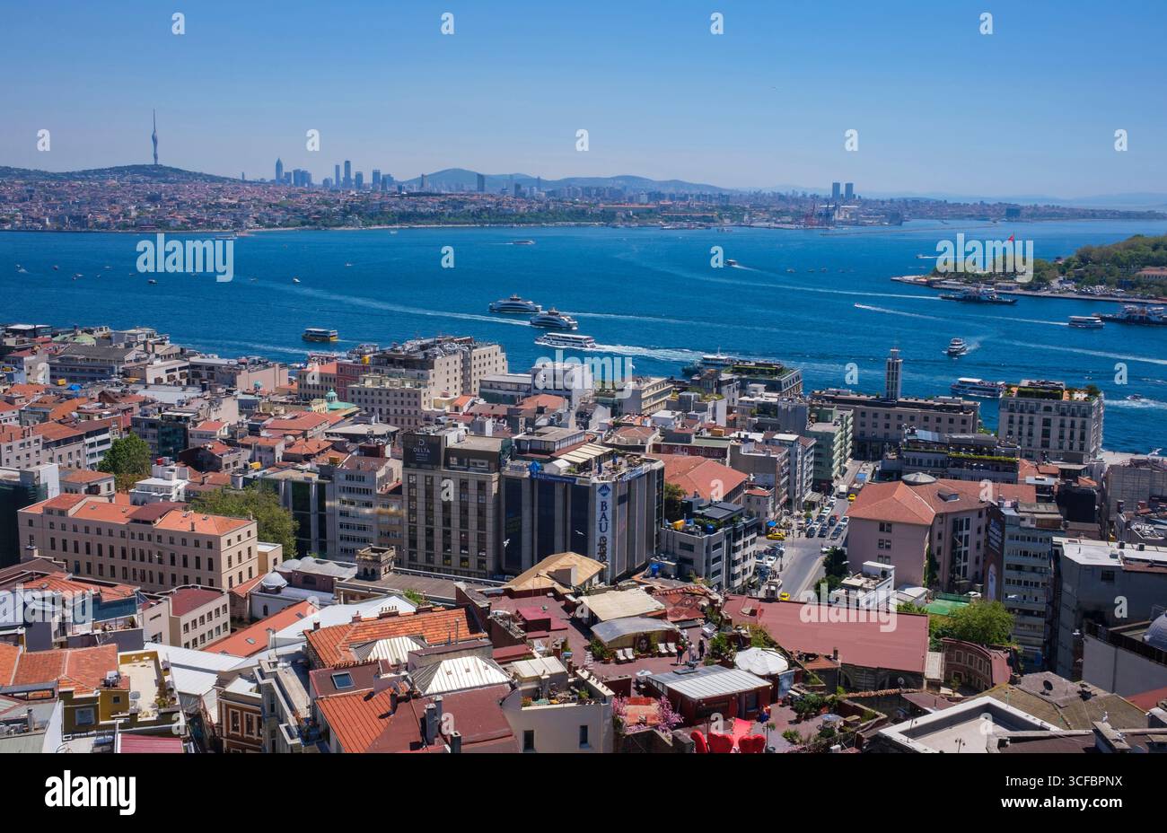 Turchia: La vista verso il Bosforo dalla Torre Galata (Galata Kulesi), e in primo piano la zona di Beyoglu, Istanbul. Istanbul è la città più grande della Turchia, con una popolazione di oltre 15 milioni di abitanti. La città fu fondata nel VII secolo a.C. e conosciuta come Bisanzio. Dal 330 la città era conosciuta come Costantinopoli. Durante la sua storia è stato conosciuto con un certo numero di altri nomi, tra cui Stamboul, Kostantiniyye e Islambol. Foto Stock
