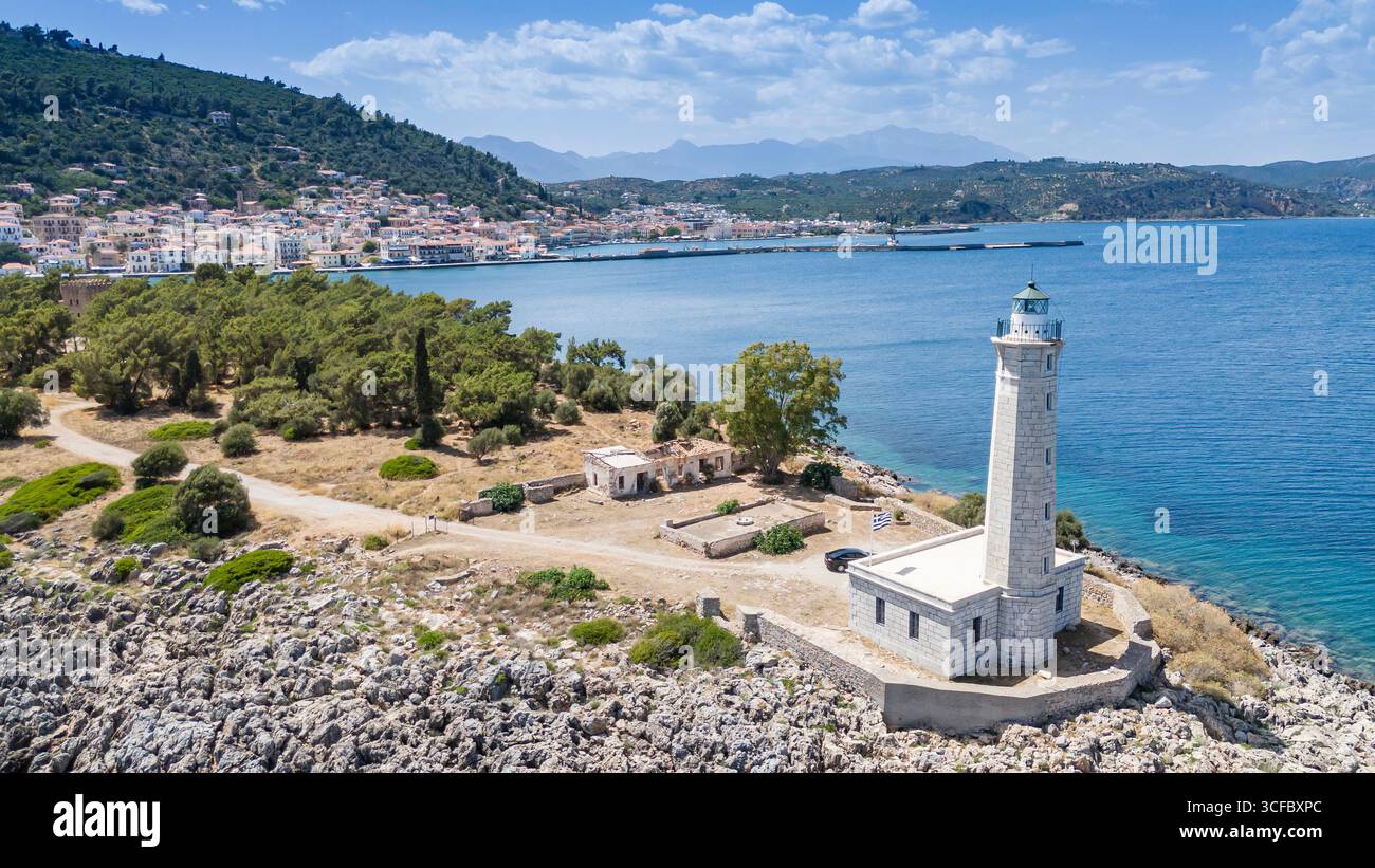 Città costiera di Gythio in Grecia, porto marittimo pittoresco con edifici colorati, barche da pesca e paesaggio mediterraneo scenografico Foto Stock