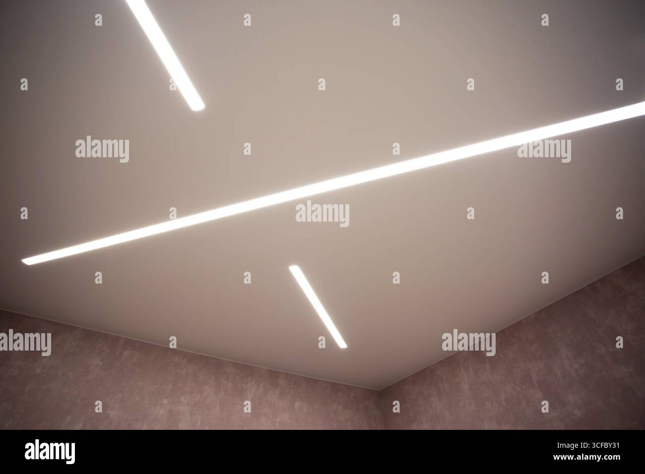Soffitto allungato moderno ed elegante con linee luminose a LED. Foto Stock