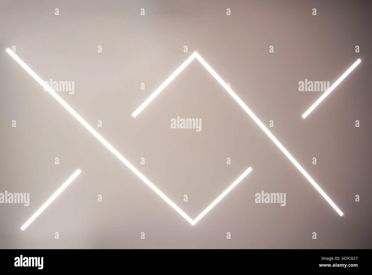 Soffitto allungato moderno ed elegante con linee luminose a LED. Foto Stock