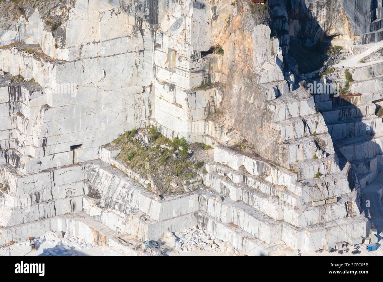 Colonnata di Carrara, Italia - 08 agosto 2024: Estrazione del marmo nella cava di marmo di Carrara, lo stesso marmo del David di Michelangelo Foto Stock