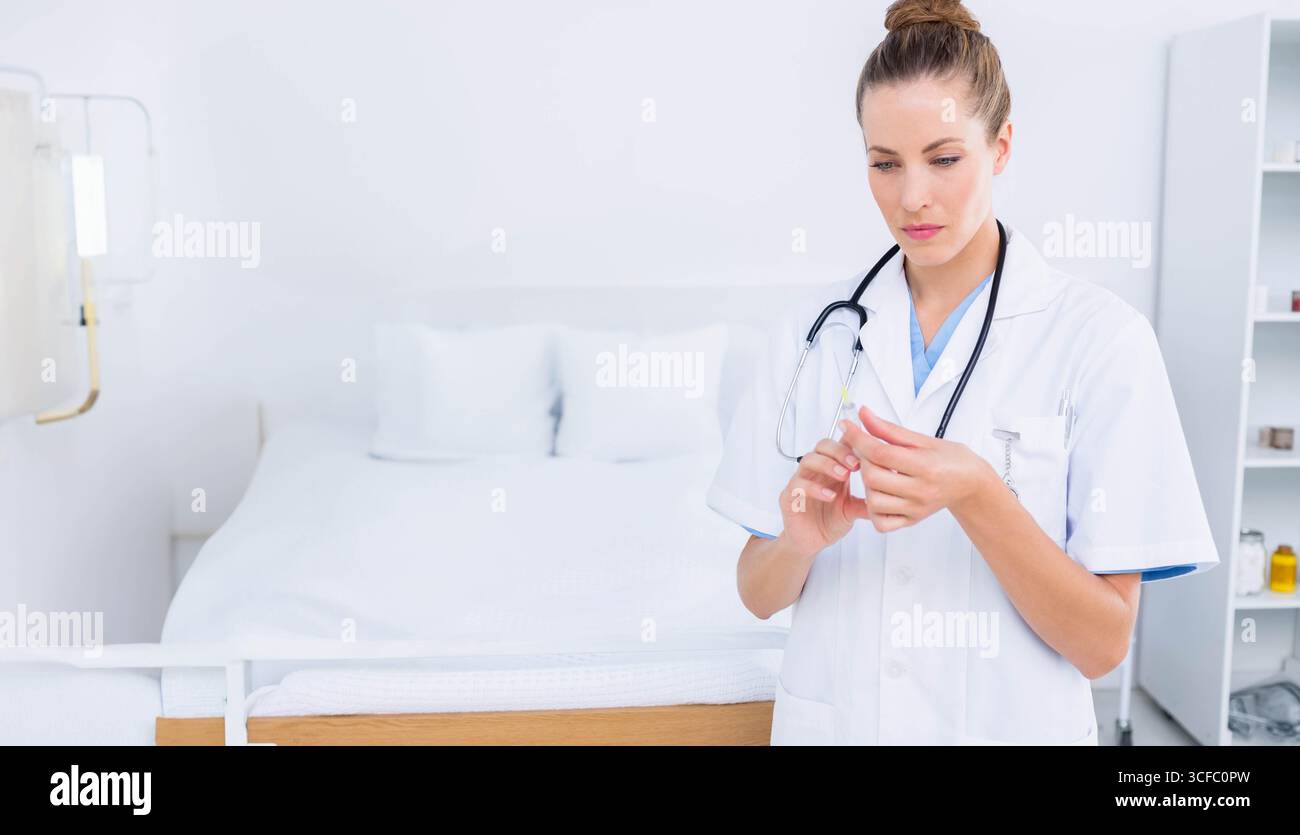 Medico donna che prepara la siringa accanto al letto di ospedale in sala esame con supporto IV, spazio di copia Foto Stock