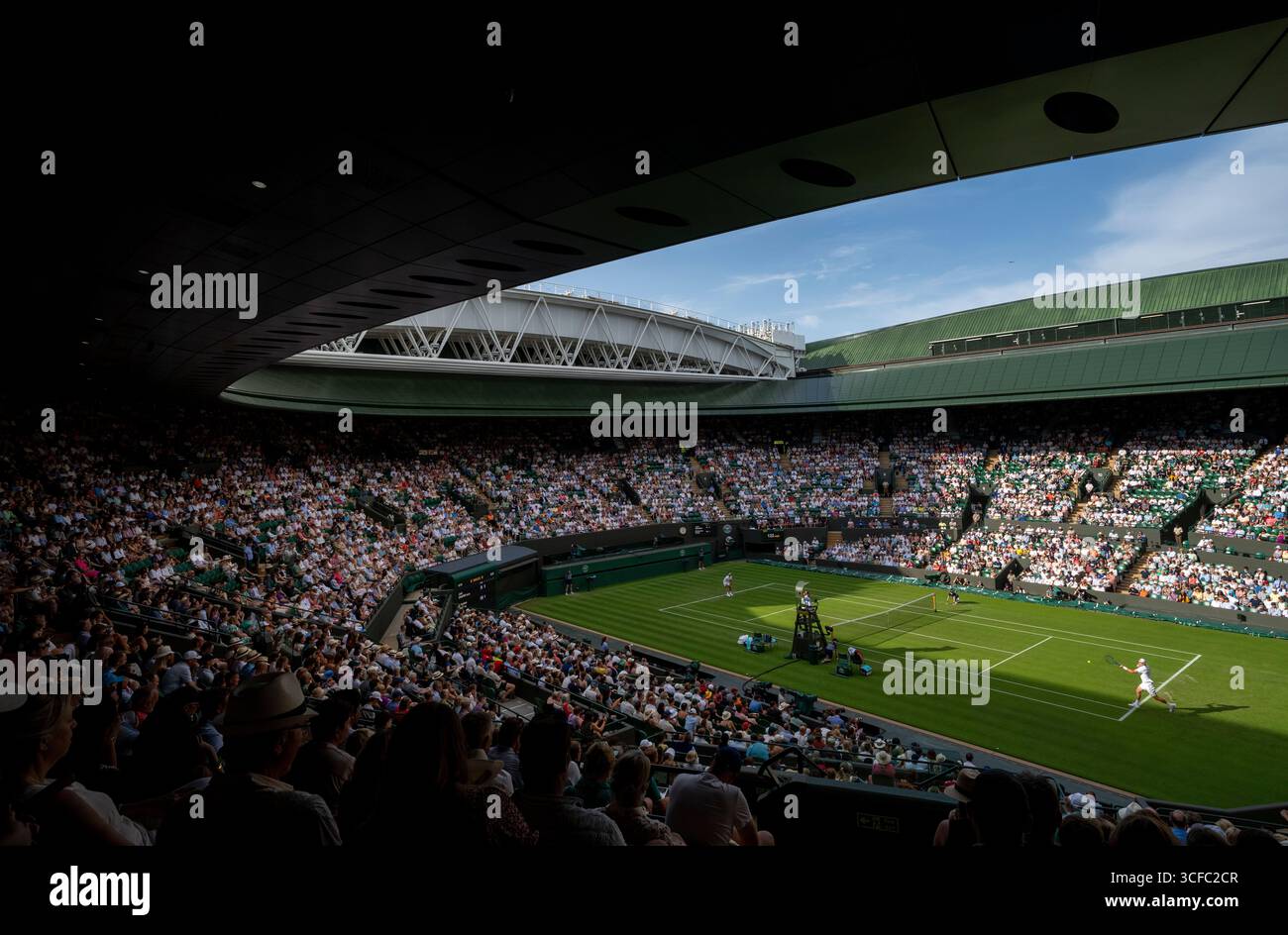 Jack Draper (GBR) e Sebastian Baez (ARG) su No.1 Court ai Campionati 2025 di Wimbledon Foto Stock