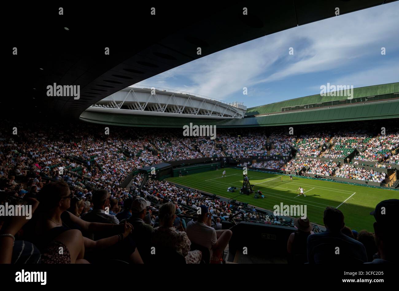 Jack Draper (GBR) e Sebastian Baez (ARG) su No.1 Court ai Campionati 2025 di Wimbledon Foto Stock