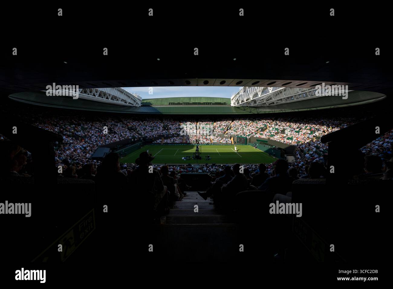 Jack Draper (GBR) e Sebastian Baez (ARG) su No.1 Court ai Campionati 2025 di Wimbledon Foto Stock