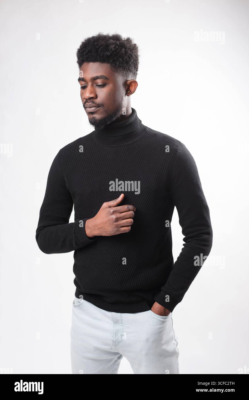 Uomo nero concentrato che indossa abiti eleganti guardando lontano isolato su sfondo bianco studio ritratto. Concetto di stile di vita della gente Foto Stock