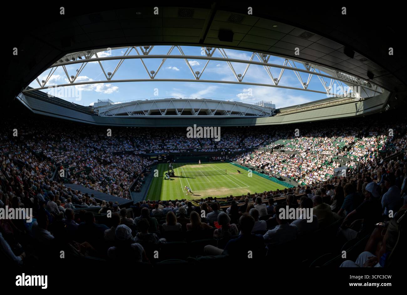 Belinda Bencic (sui) e IgA Swiatek (POL) ai Campionati 2025 di Wimbledon Foto Stock