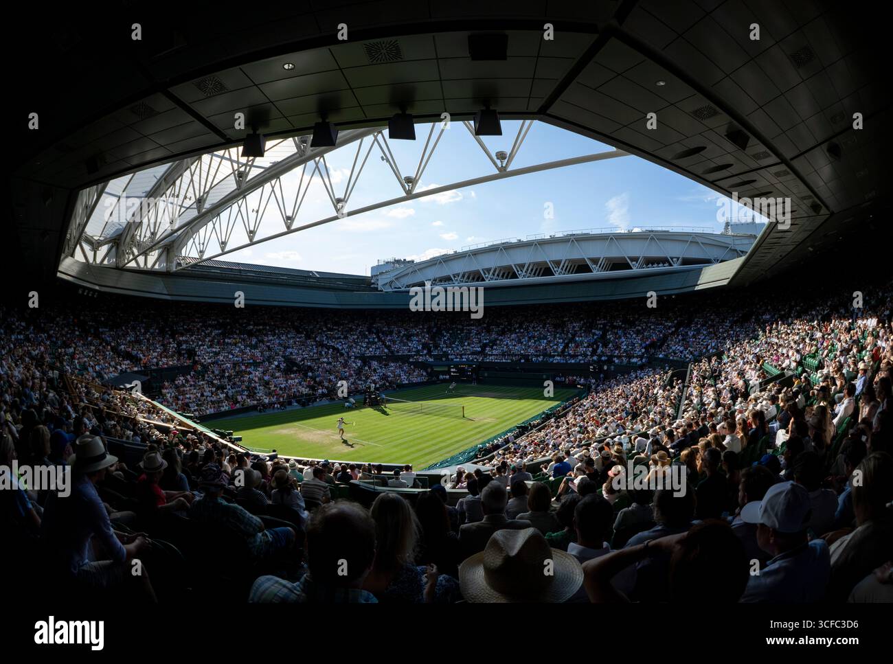 Belinda Bencic (sui) e IgA Swiatek (POL) ai Campionati 2025 di Wimbledon Foto Stock