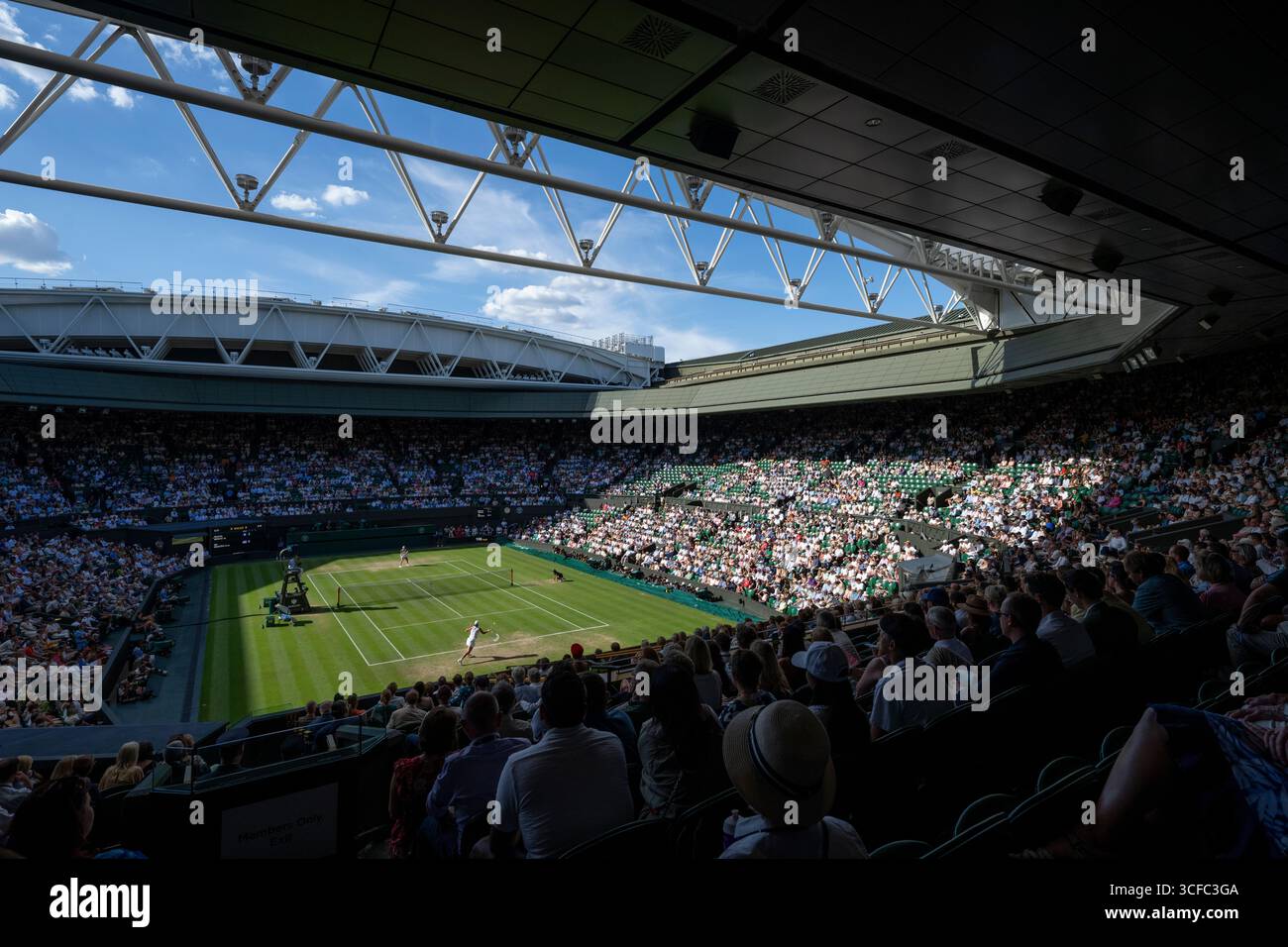 Belinda Bencic (sui) e IgA Swiatek (POL) ai Campionati 2025 di Wimbledon Foto Stock