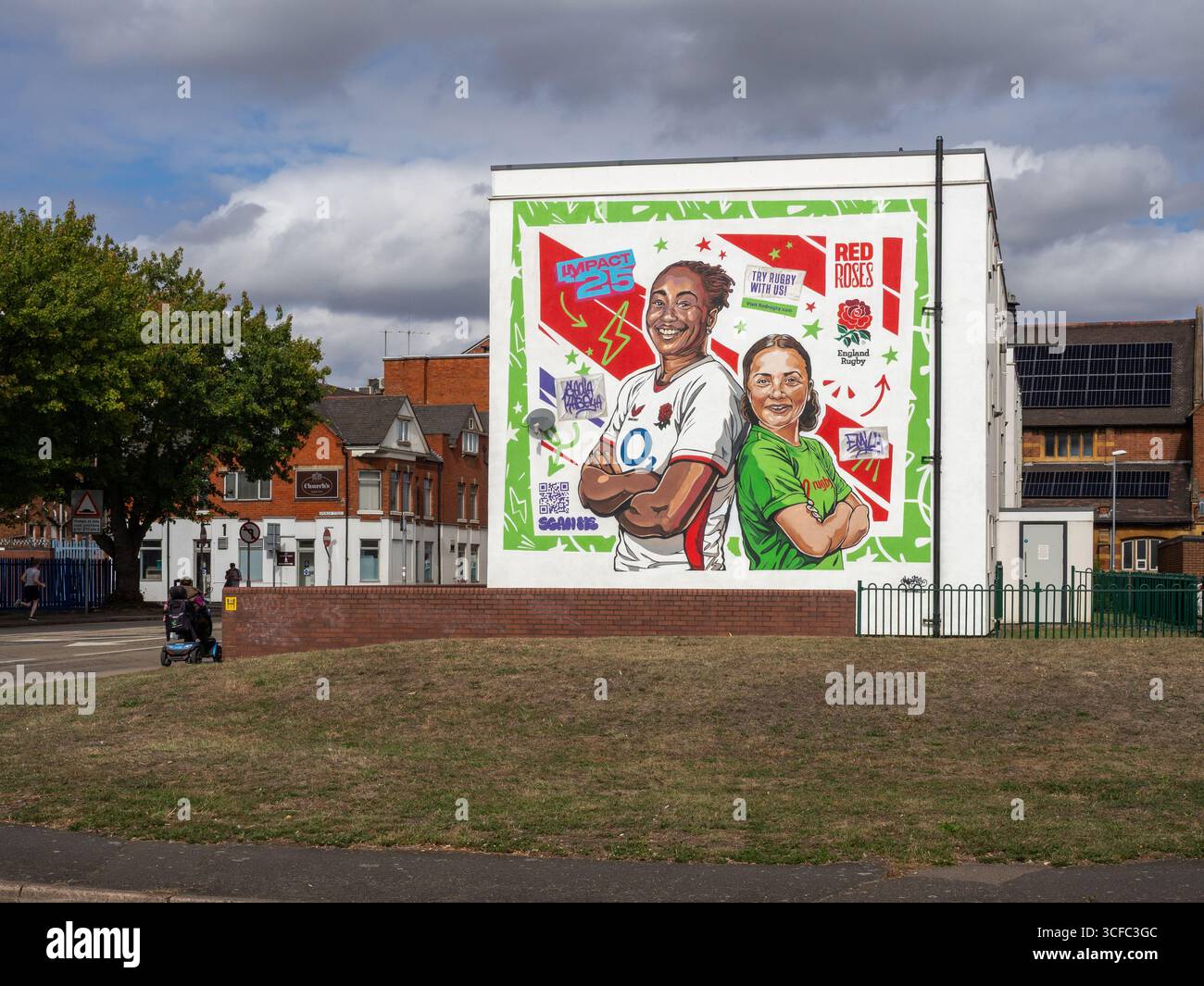 Murale che celebra la Coppa del mondo di rugby femminile 2025 nei pressi di Franklins Gardens, Northampton, Regno Unito; presenta Red Roses e il fianco di Loughborough Sadia Kabeya Foto Stock