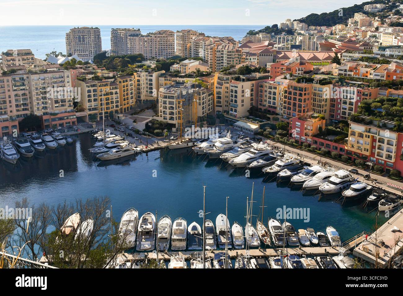 Vista sopraelevata del porto turistico per yacht del quartiere balneare di Fontvieille, costruito quasi interamente su terreni bonificati artificialmente, Monaco Ville Foto Stock