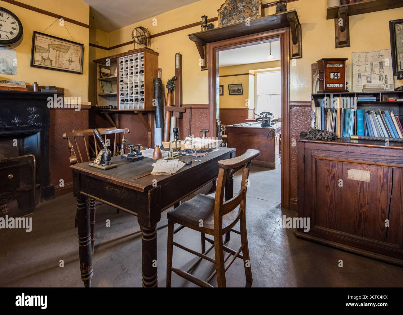 Un vecchio ufficio inglese e parte dell'area del villaggio di Pit degli anni '1900 presso il Beamish Museum nella contea di Durham, Regno Unito Foto Stock