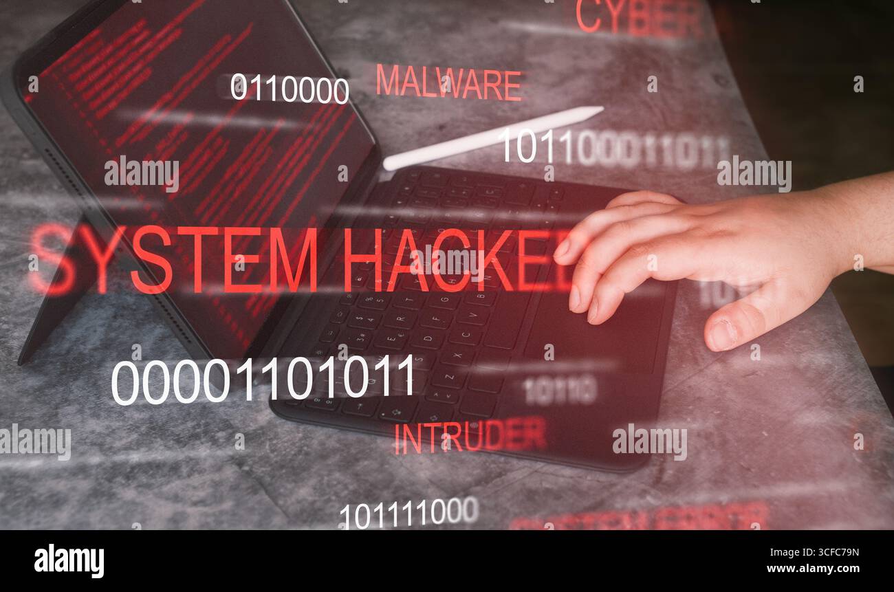 Avviso di violazione del sistema sul notebook dopo un attacco informatico. Informazioni compromesse. Donna che protegge i dati dopo un attacco informatico. Foto Stock