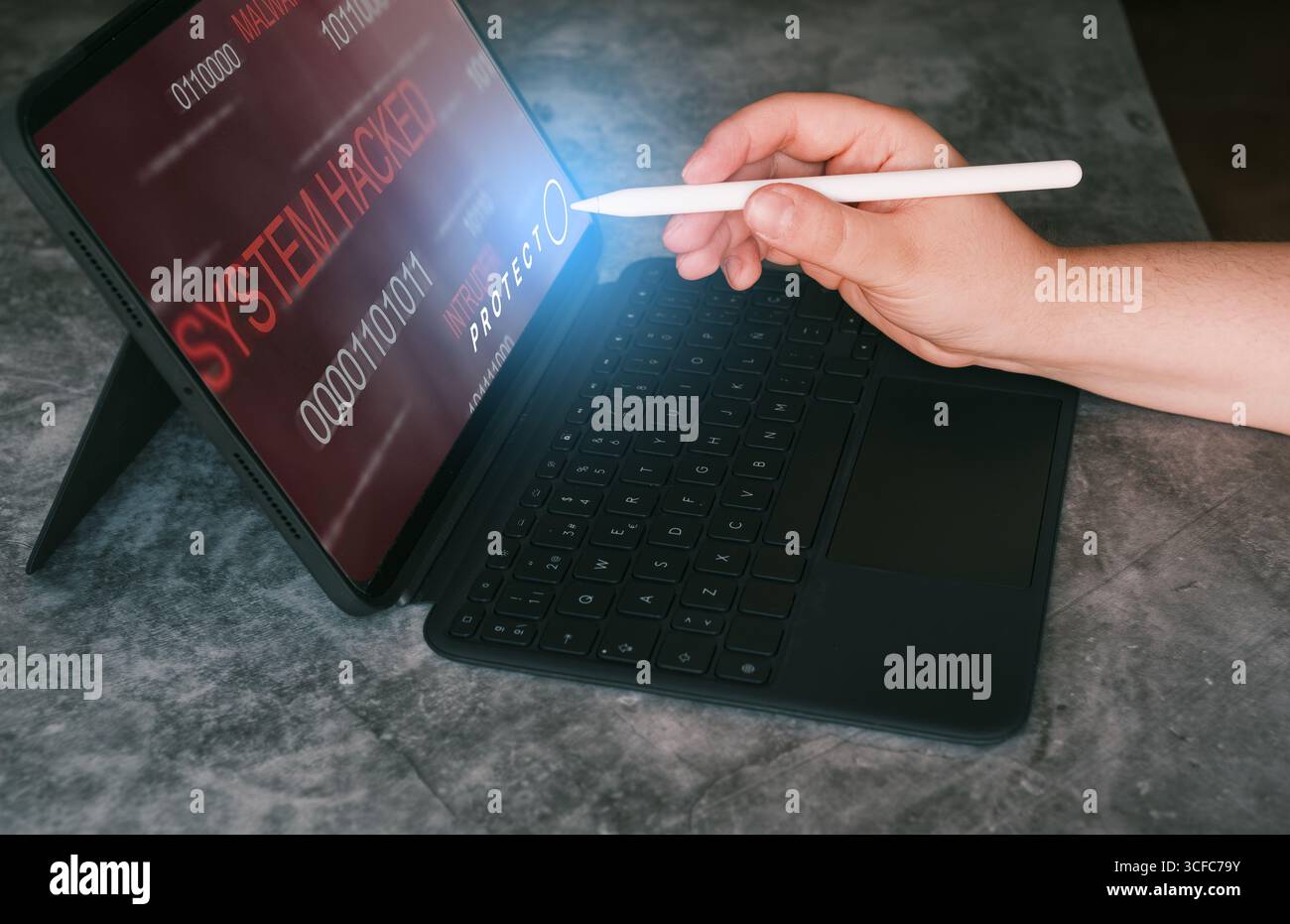 Avviso di violazione del sistema sul notebook dopo un attacco informatico. Informazioni compromesse. Donna che protegge i dati dopo un attacco informatico. Foto Stock