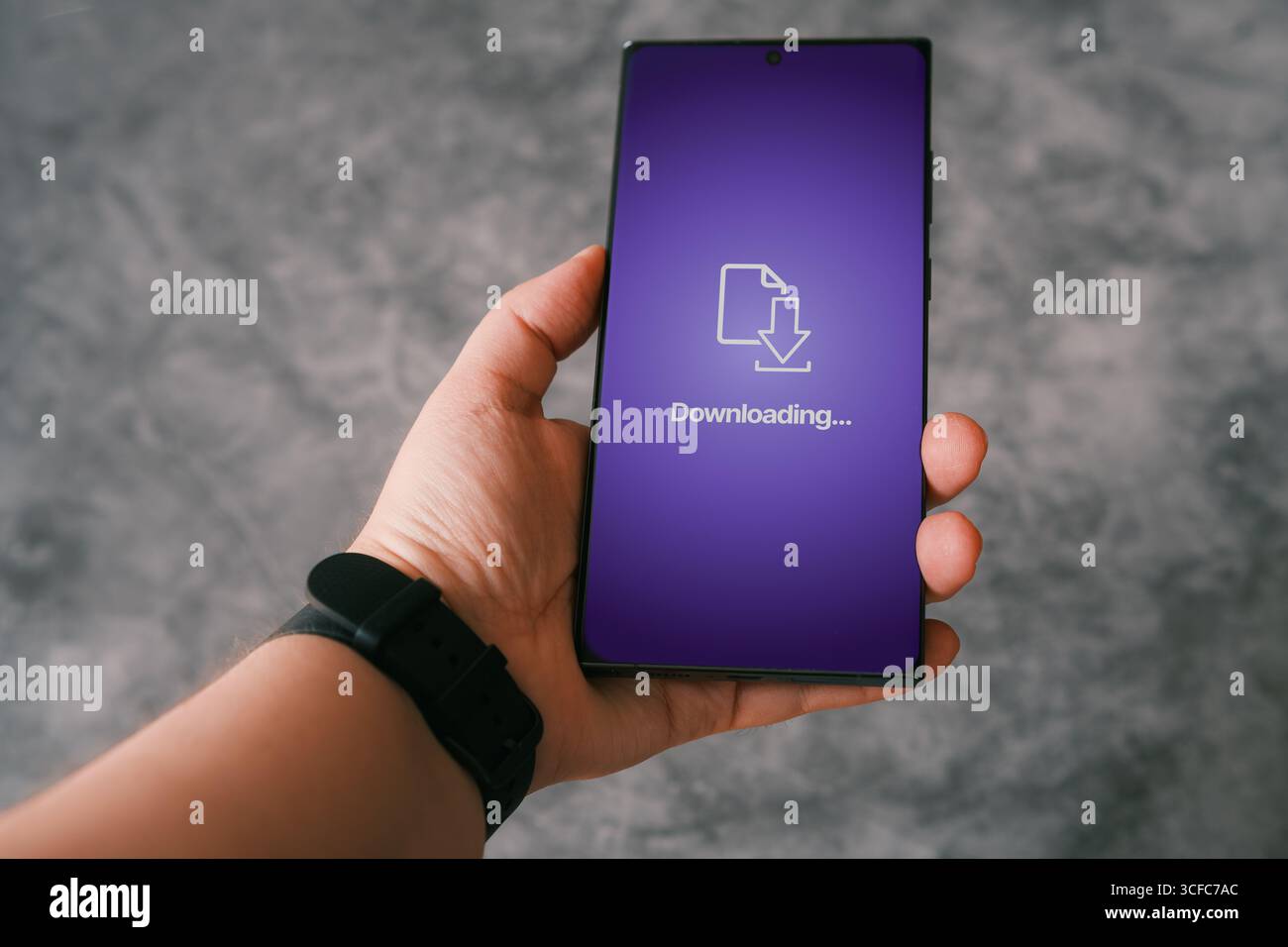 Donna mano che mostra lo schermo dello smartphone con interfaccia di download. Installazione del software sul telefono. Aggiornamento dell'applicazione. Backup della tecnologia di storage cloud. Foto Stock