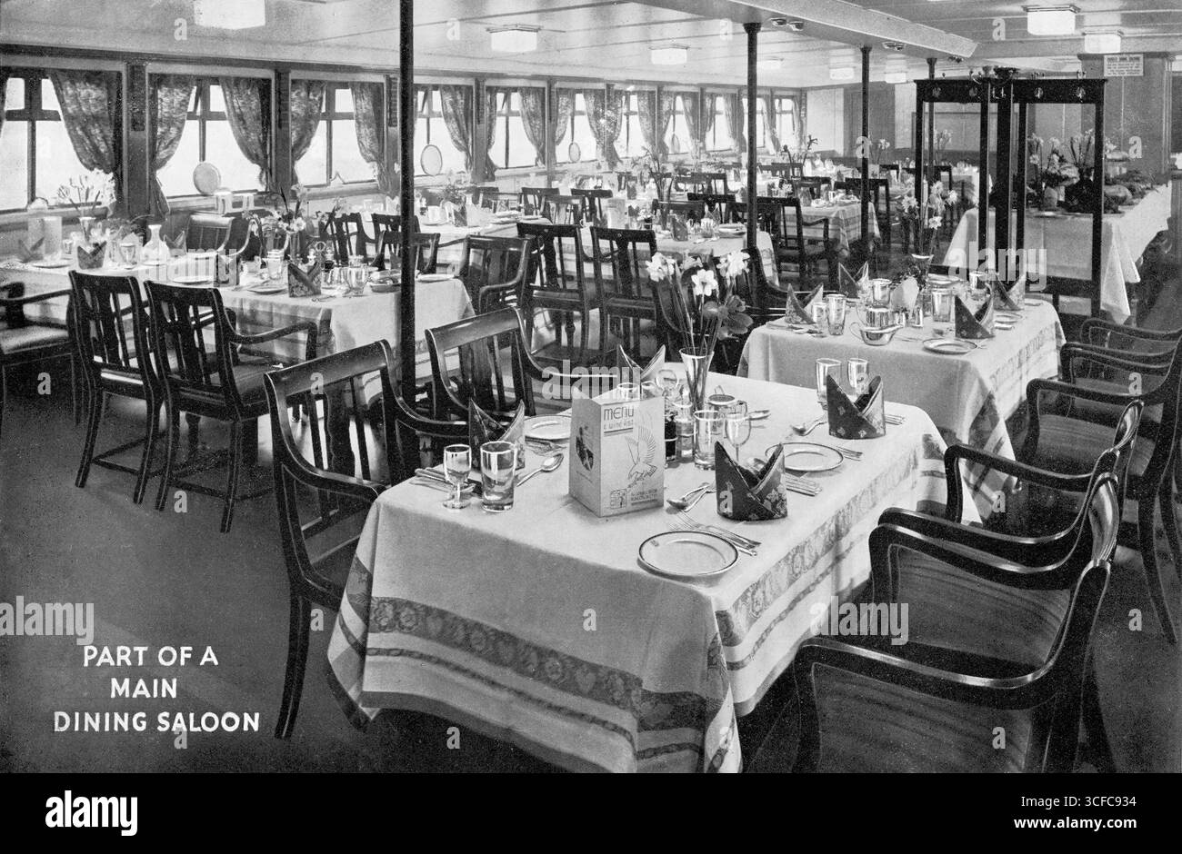 Inghilterra. Anni '1930 – Una fotografia che raffigura parte del saloon principale del battello a vapore a pale Tamigi della General Steam Navigation Company, Royal Eagle. Questa nave, entrata in servizio nel 1932, servì la rotta Londra-Southend, Margate e Ramsgate. Nel maggio 1940, durante la seconda guerra mondiale, fece tre viaggi a Dunkerque evacuando le truppe e trascorse il resto della guerra come nave antiaerea. Tornò al servizio di Londra a Margate nel 1946, fu dismessa nel 1950 e demolita nel 1953. Foto Stock