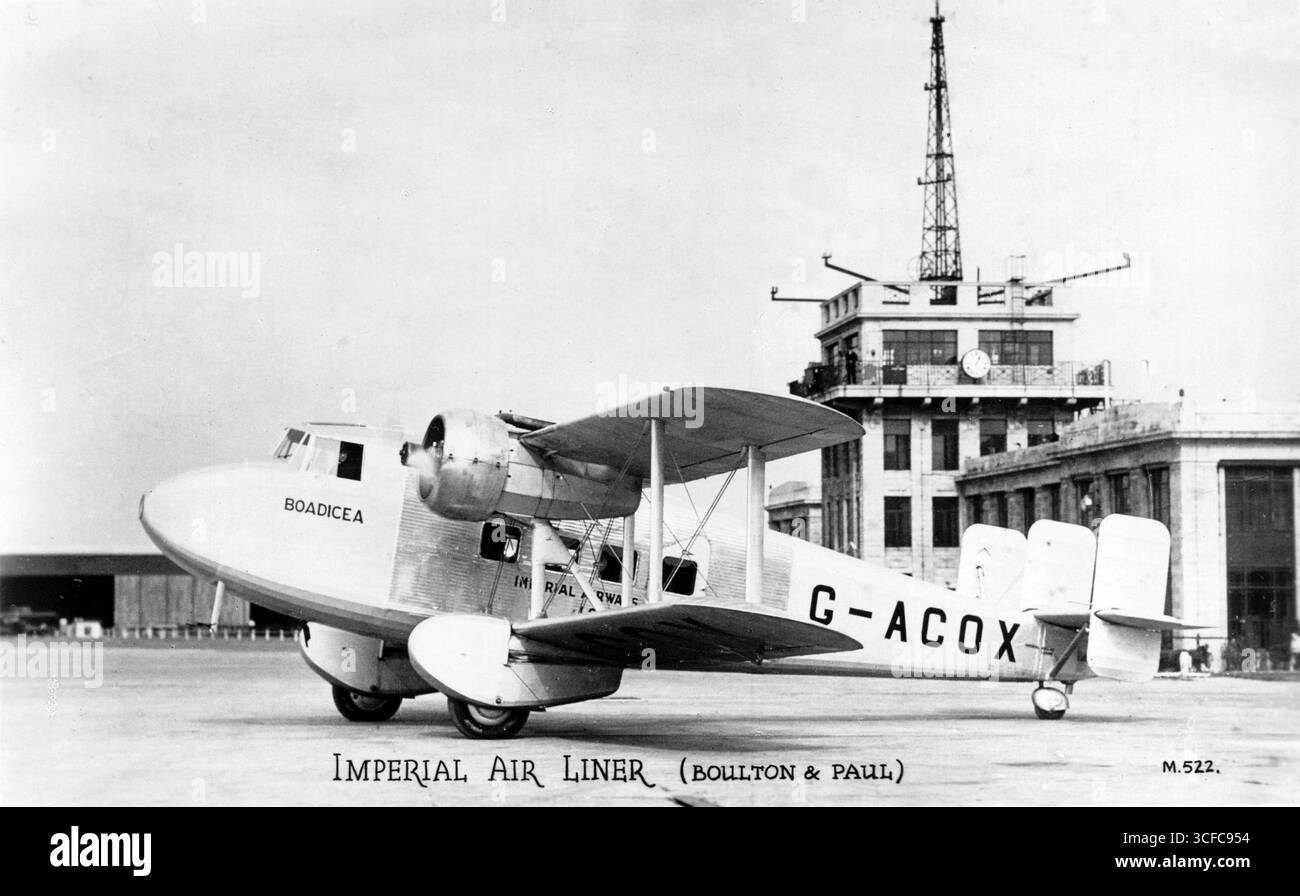 Londra. circa 1935 – Un Boulton & Paul P.71A biplano da trasporto britannico interamente in metallo all'aeroporto di Croydon, l'edificio del terminal visibile in lontananza. Sono stati costruiti solo due di questo tipo di aeromobile; questo esempio, la registrazione G-ACOX, denominata «Boadicea», è stata la prima. Il 25 settembre 1936, fu perso nel Canale della Manica, al largo di Dungeness, Kent, durante un volo di posta aerea da Croydon a le Bourget, Parigi. Entrambi l'equipaggio morirono. L’altro aeromobile, il G-ACOY «Britomart», è stato danneggiato irreparabilmente in un incidente di atterraggio a Bruxelles il 25 ottobre 1935. Foto Stock