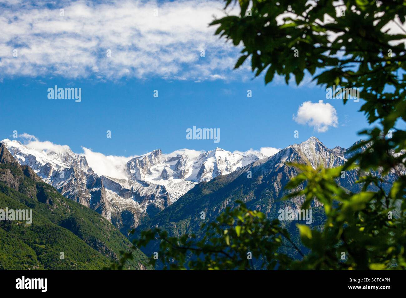 Alpi Retiche in primavera, Valmasino, Valtellina Foto Stock