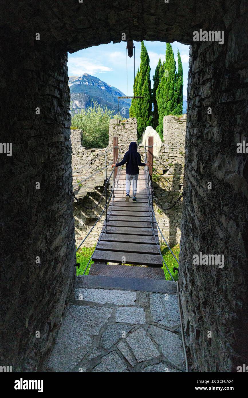 Ragazzo che esplora il castello di Vezio, Varenna, il lago di Como Foto Stock