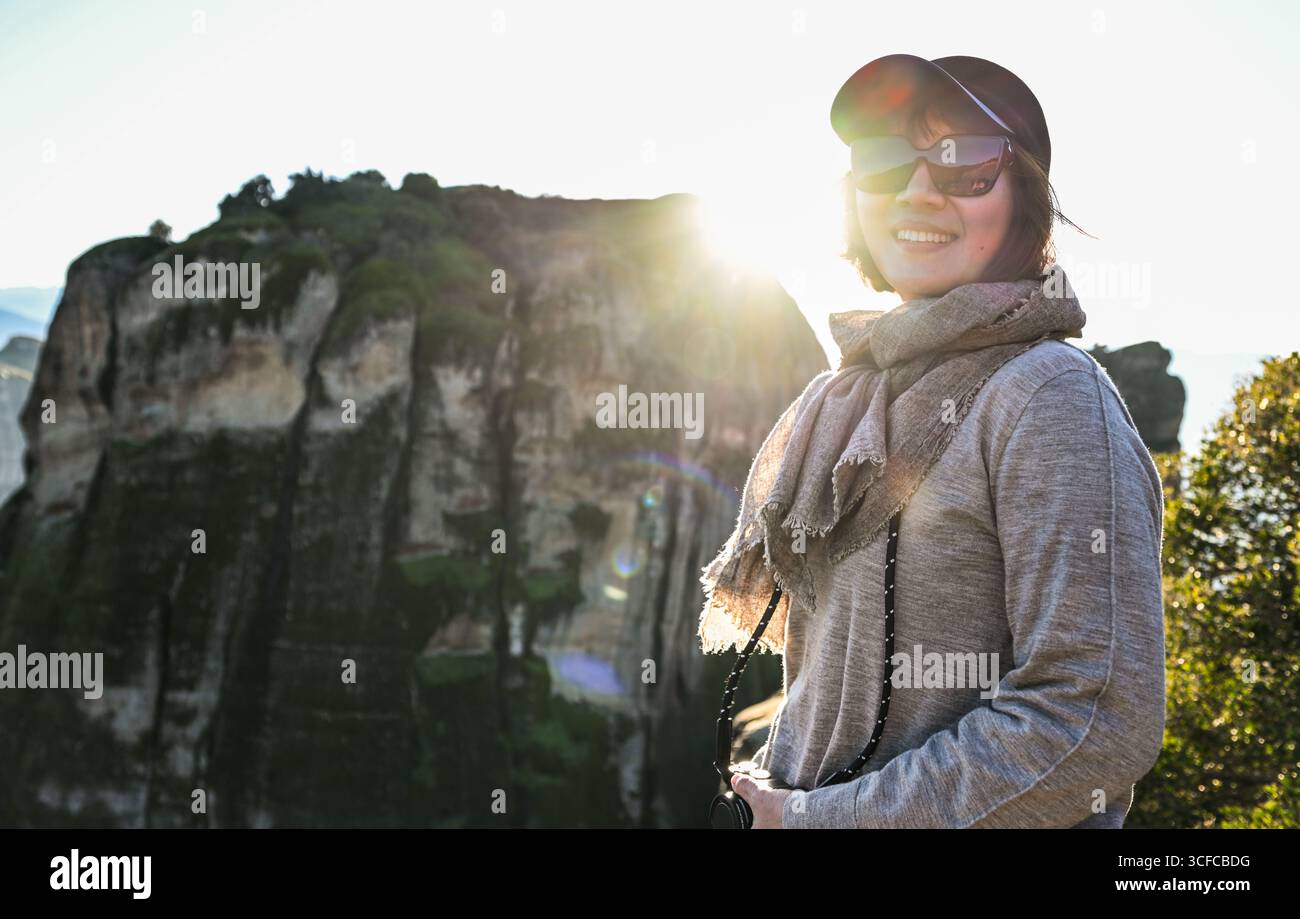 Donna che si reca in un monastero a Meteora Foto Stock