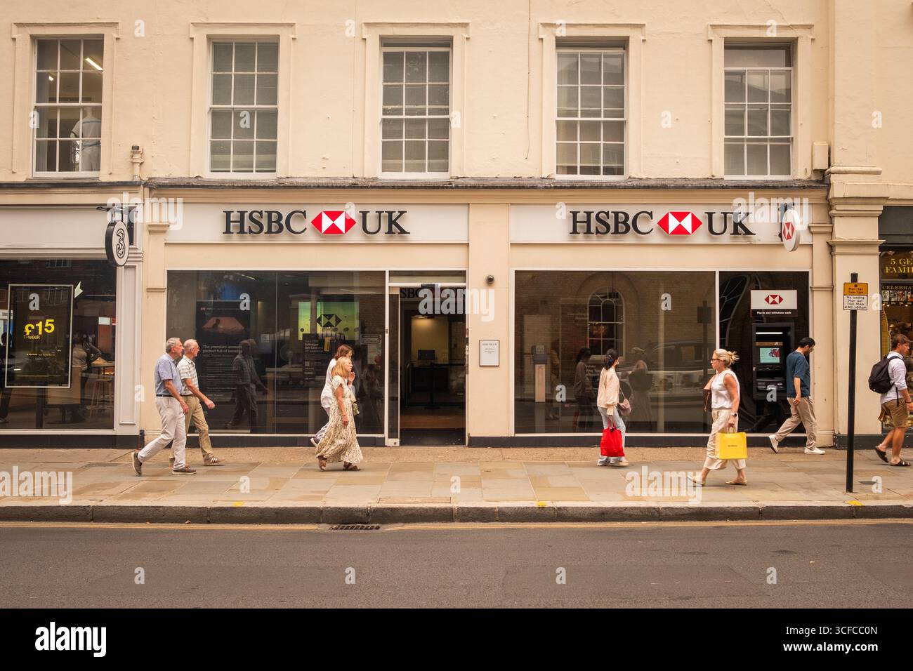LONDRA - 13 AGOSTO 2025: Filiale della banca HSBC su Kings Road, Chelsea. Organizzazione multinazionale britannica di servizi bancari e finanziari Foto Stock