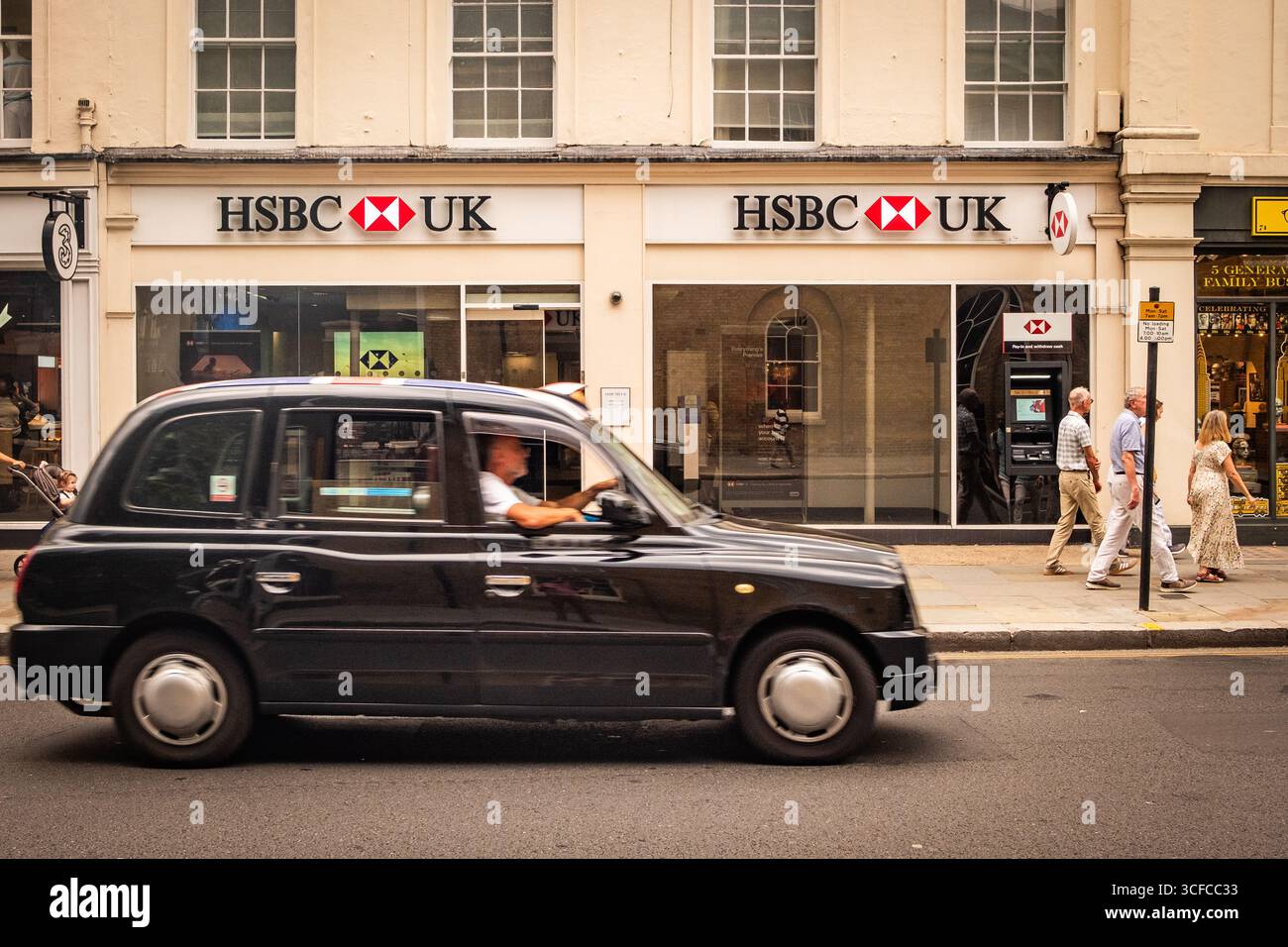 LONDRA - 13 AGOSTO 2025: Filiale della banca HSBC su Kings Road, Chelsea. Organizzazione multinazionale britannica di servizi bancari e finanziari Foto Stock