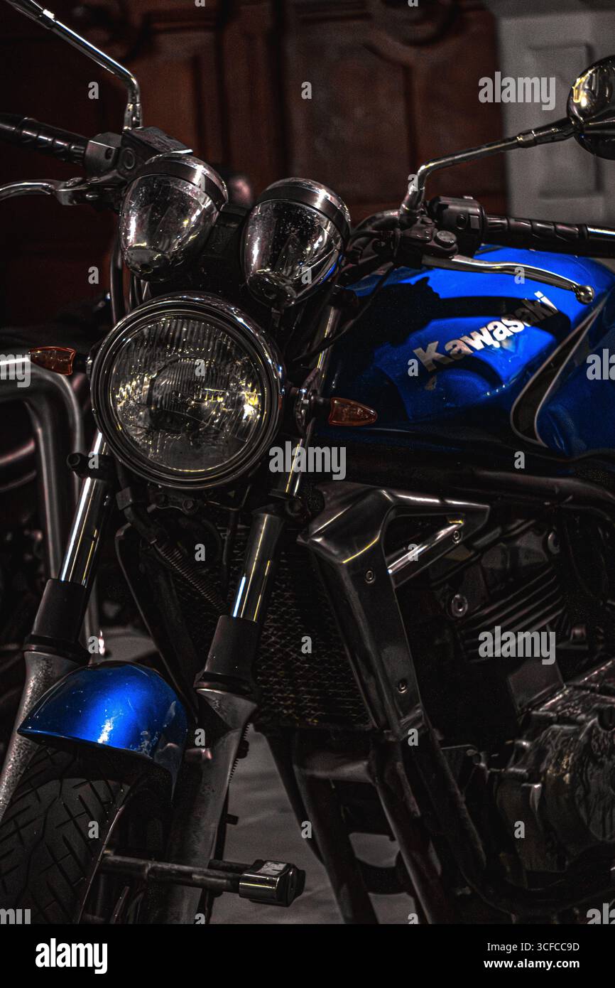 Moto Kawasaki d'epoca in blu metallizzato con fari rotondi e stile classico, moto sportiva retrò fotografata in interni a Nîmes, Francia. Foto Stock