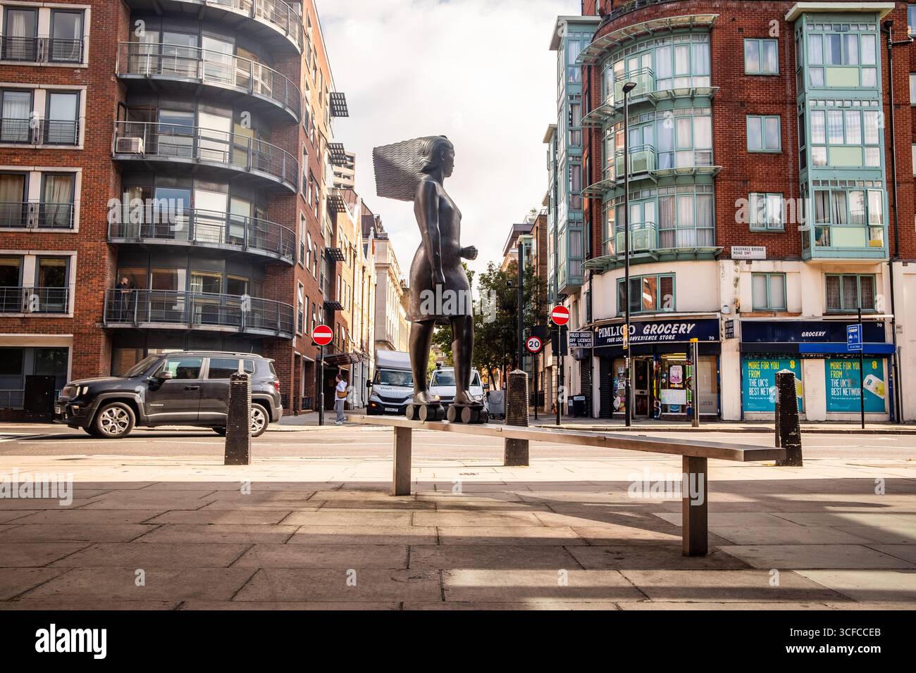 LONDRA - 14 AGOSTO 2025: Statua di Girl on Rollerskates ion Vauxhall Bridge Road a Pimlico, creata da Andre Wallace Foto Stock