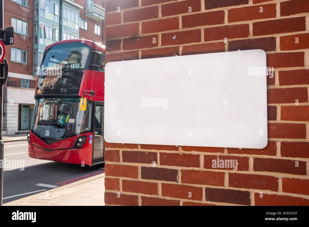Cartello vuoto con spazio di copia su London Street Foto Stock