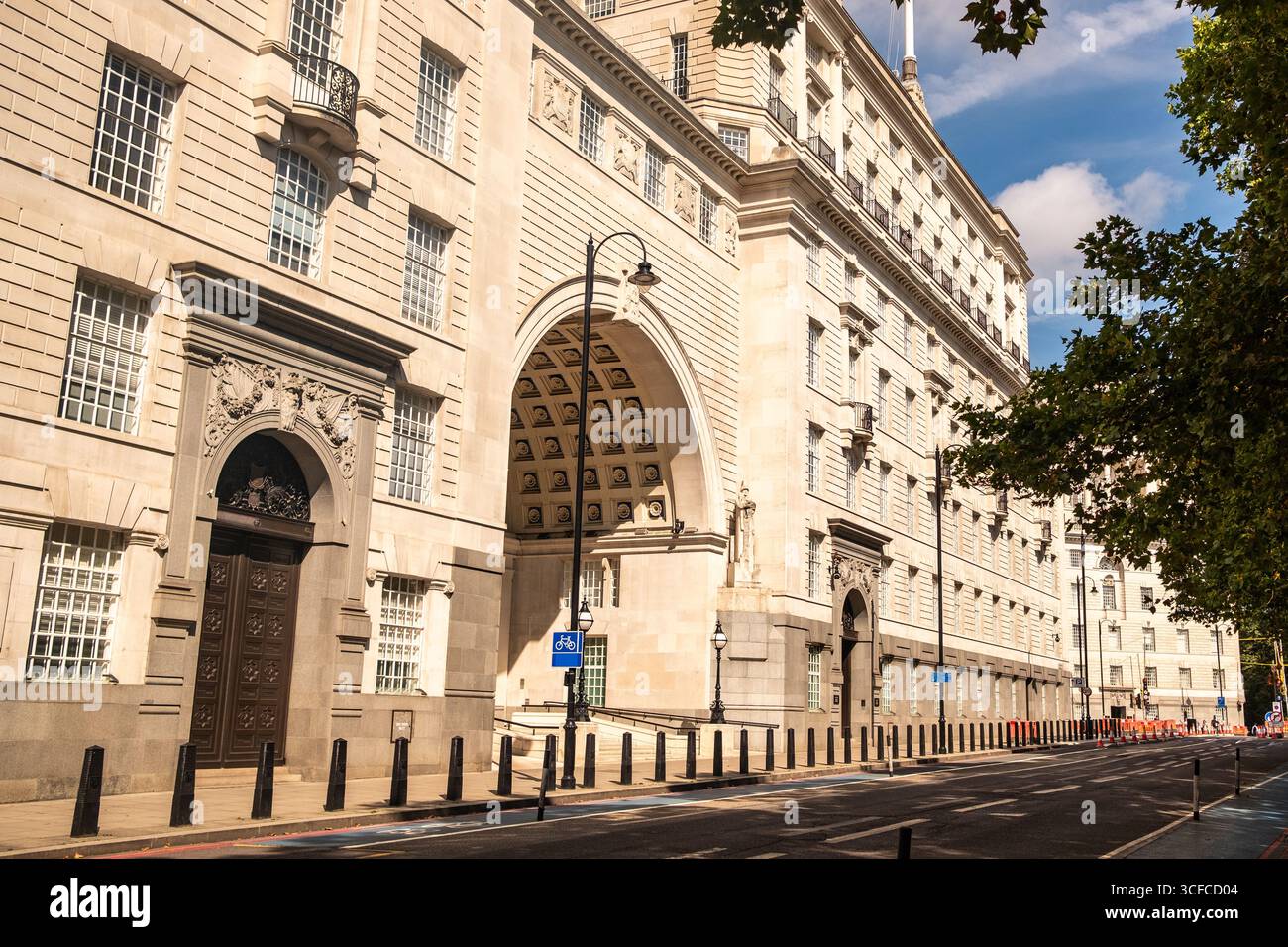 LONDRA - 14 AGOSTO 2025: Centro nazionale di assistenza tecnica, servizio di sicurezza, edificio MI5 su Millbank- SW1 Foto Stock