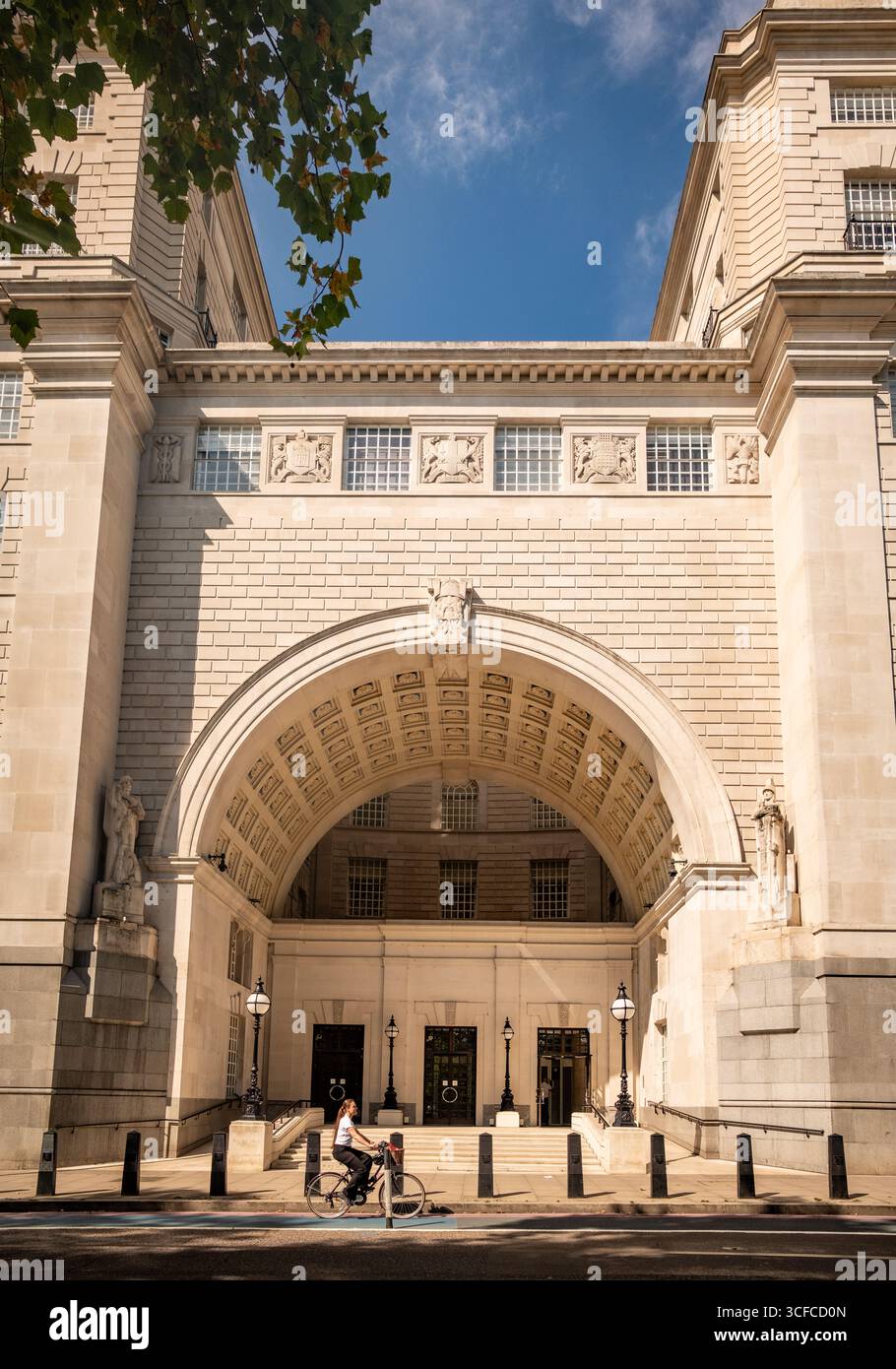 LONDRA - 14 AGOSTO 2025: Centro nazionale di assistenza tecnica, servizio di sicurezza, edificio MI5 su Millbank- SW1 Foto Stock